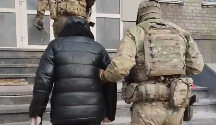 В окупованому Маріуполі двох людей затримали за проукраїнські коментарі в соцмережах. ВIДЕО