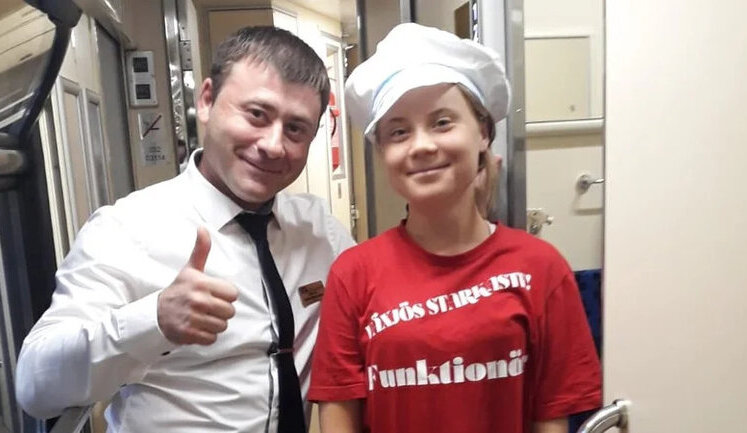 Укрзалізниця подарувала екоактивістці Тунберг кепку з переробленої постільної білизни. ФОТОрепортаж
