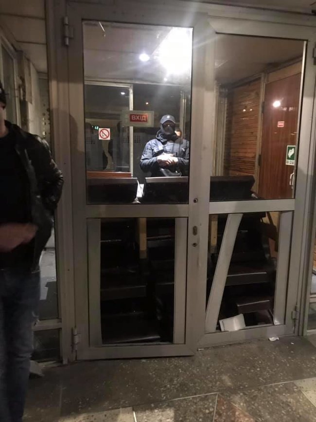Титушки захватили помещение столичного спортклуба Восход и забаррикадировались внутри: разрушены окна, двери и полы комплекса 03