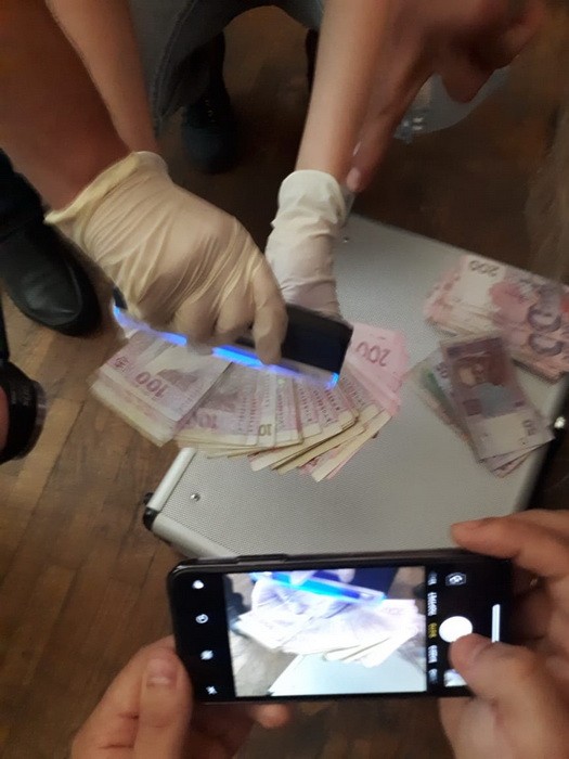 Двох чиновників ДП Ніжинський ремонтний завод інженерного озброєння затримано на хабарі 10 тис. грн, - СБУ 01