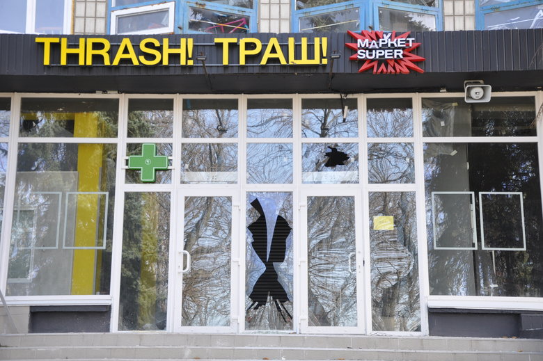 Розбомблені будинки, школа, бібліотека, вирви на дорогах та потрощені автомобілі: наслідки російської окупації в Макарові 27