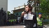 "Слуги русификации" и "Меняю мову на рубли": на акции под ВР произошла стычка - правоохранители пытались задержать митингующего. ВИДЕО+ФОТОрепортаж