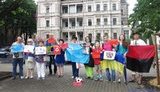 Акция с требованием освободить украинских заложников Кремля прошла у посольства РФ в Риге. ВИДЕО