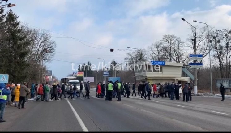 Жителі Харківщини знову перекрили трасу, вимагаючи зниження тарифів на комуналку. ФОТОрепортаж