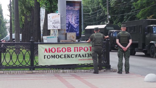 Противники КиївПрайду на стільцях перекривають шлях маршу 12