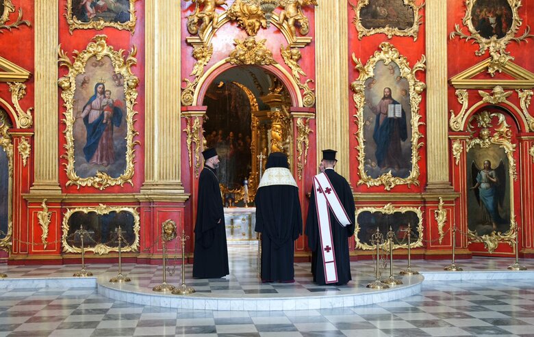 Делегація Вселенського Патріархату відслужила в Андріївькій церкві молебень за перемогу України