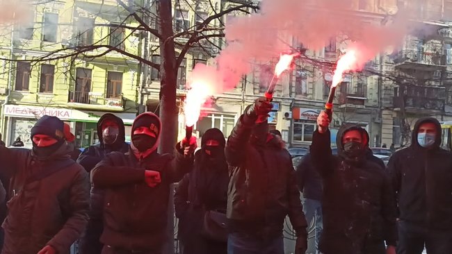 Что должен делать командир, если у него в подразделении такой черт?: под ГБР жгли файеры в поддержку арестованного комбата Лановенко 11