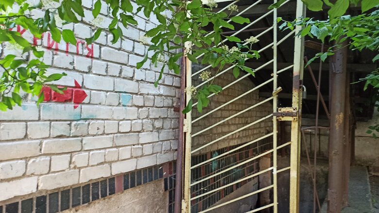 Зачинені двері, кодові замки та записки з телефонними номерами: як потрапити до укриттів у Києві 21