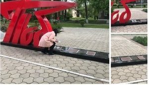 В окупованому Харцизьку "диверсанти" вкрали три останні букви інсталяції "Победа". ФОТО