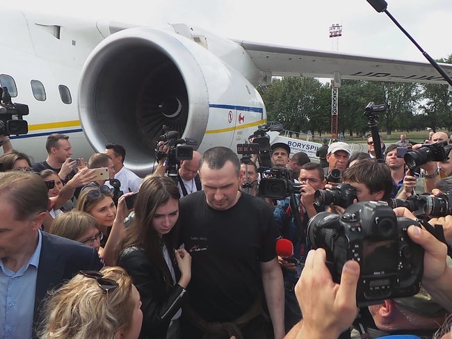 Звільнені українці прилетіли до Києва 15