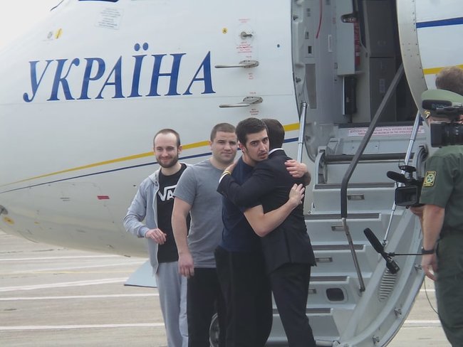 Звільнені українці прилетіли до Києва 20