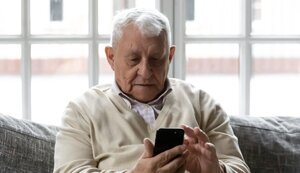 Запис на отримання смартфонів для вакцинованих громадян старше 60 років стартує у квітні, - Федоров