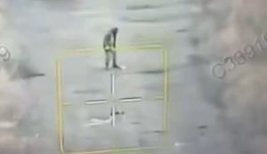 Оккупант пинает ногой предмет на дороге и исчезает в облаке пламени и дыма. ВИДЕО