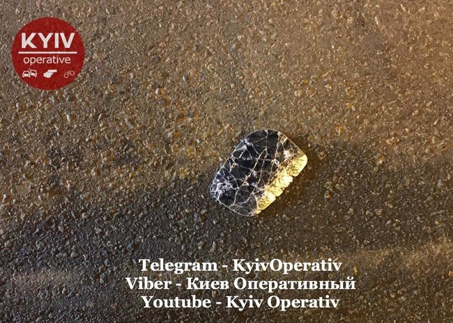 Мужчина изувечил автомобиль, полностью перекрывший тротуар возле Киево-Печерской Лавры 05
