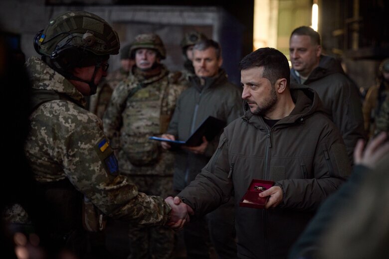 Зеленський відвідав Бахмут та нагородив захисників 05