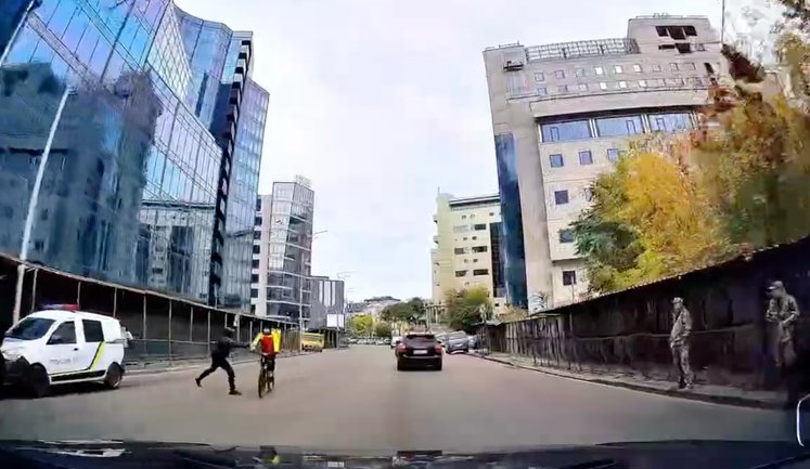 Police officer pushes cyclist into path of car with baton in Kyiv: police say he "tried to stop him". VIDEO