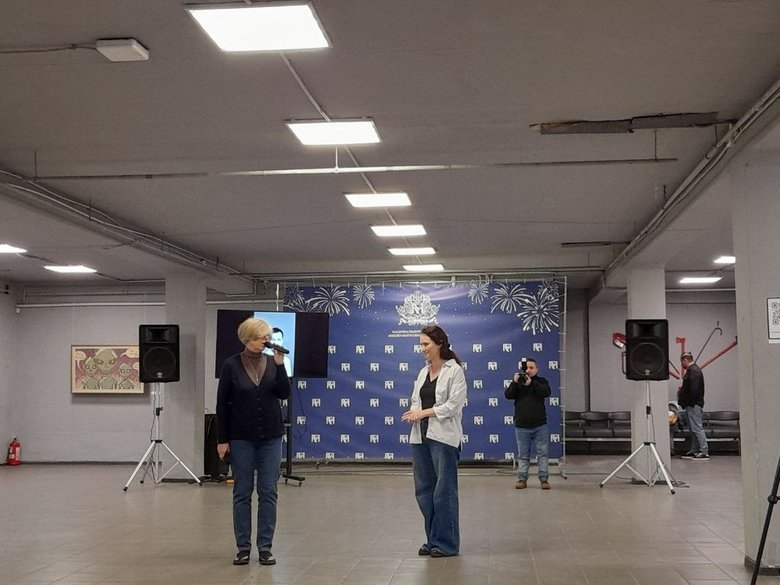 Роботи полеглого воїна та митця Бринського презентували у Києві Владислава Осьмак та дружина Остапа Бринського Младена Качурець