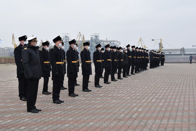 В Одессе 45 курсантов Института ВМС Украины получили офицерские погоны и кортики 02