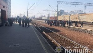 Полиция провела разъяснительную работу с жителями Фастова, которые перекрыли железную дорогу из-за отмены электричек