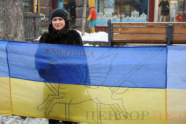 Українські казначеї розгорнули в центрі Києва найдовший прапор України 13