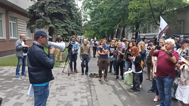 Суд почав підготовче засідання у справі Шеремета: під будівлею відбувається акція на підтримку Антоненка, Дугарь і Кузьменко 21