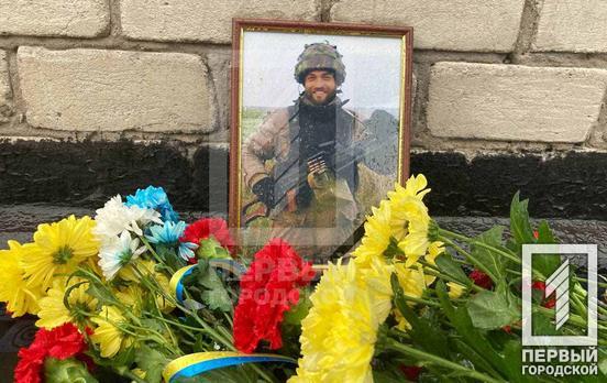 Меморіальну дошку воїну 53-ї ОМБр Юрію Малькову відкрили в Кривому Розі 02