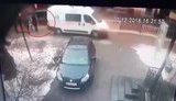 Машина швидкої у Львові наїхала на жінку з дитиною, які стояли на тротуарі. ВIДЕО камер спостереження
