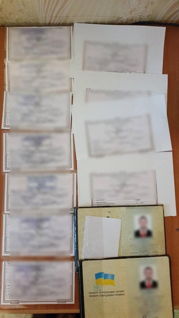 Група, що займалася підробкою медичних довідок для виїзду військовозобов’язаних чоловіків за кордон, викрита на Київщині, - Нацполція 03