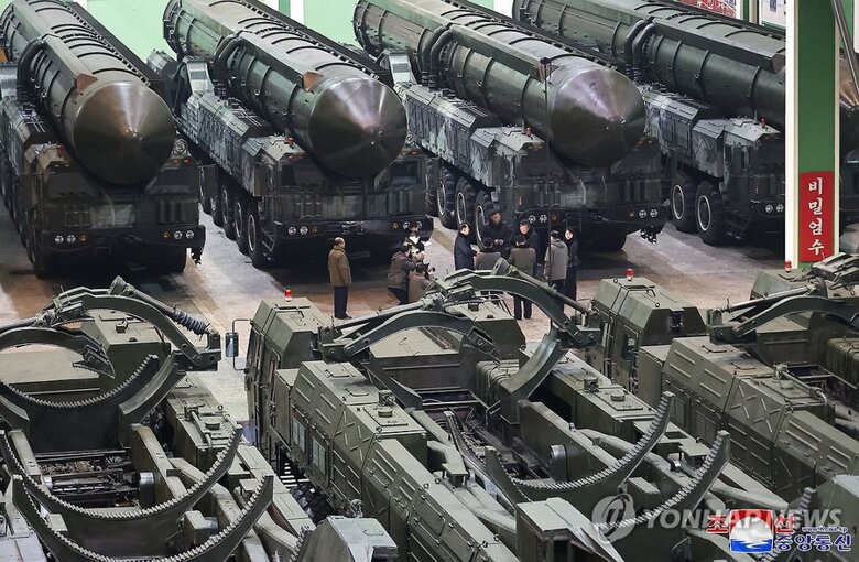 Північнокорейський диктатор Кім Чен Ин на заводі з виробництва пускових установок для міжконтинентальних балістичних ракет 5 січня 2024 року