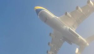 Ан-225 "Мрия" красиво приземлилась в Польше, прорезав туман. ВИДЕО