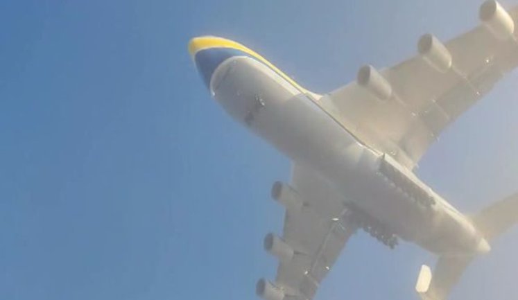 Ан-225 "Мрия" красиво приземлилась в Польше, прорезав туман. ВИДЕО