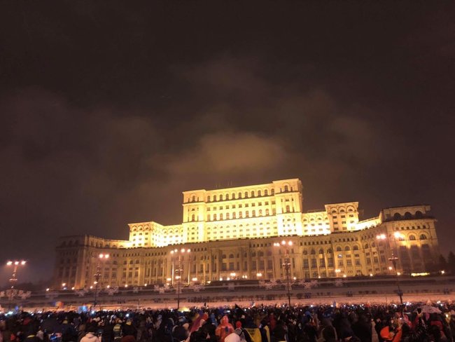 Десятки тисяч жителів Румунії вийшли на антикорупційні протести. 10