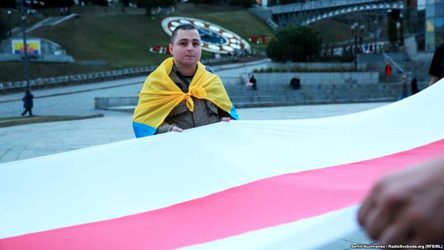 На Майдане развернули 15-метровый исторический флаг Беларуси 05
