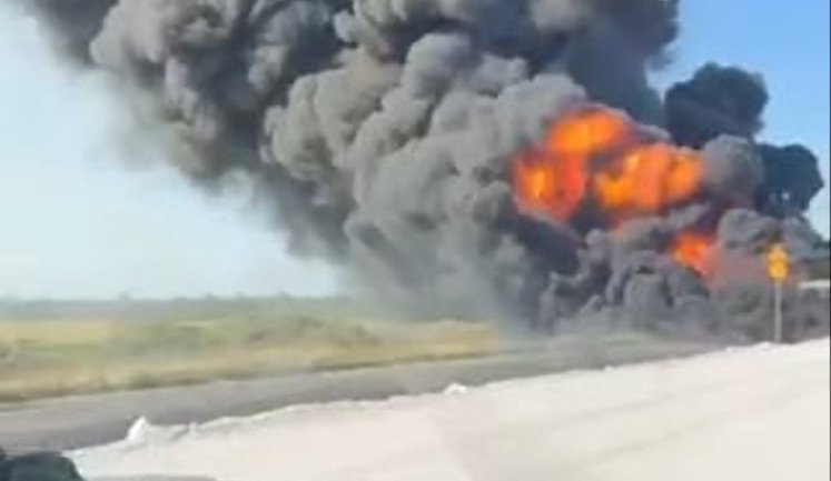 Дві російські фури з паливом горять на узбіччі дороги: "Они знали что #башить, две подряд бл#дь". ВIДЕО