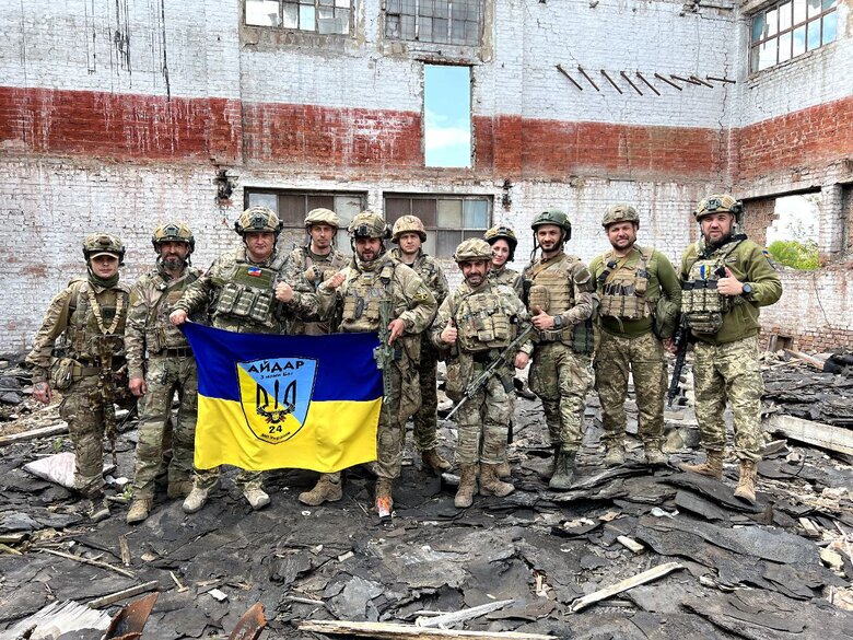 Полковник ЗСУ Анатолій Штефан (Штірліц): Наш наступ відбувається на добре підготовлену лінію оборонних рубежів. Потрібно розуміти, що російські війська не сиділи просто так, а мінували, рили окопи, бетонували їх 04