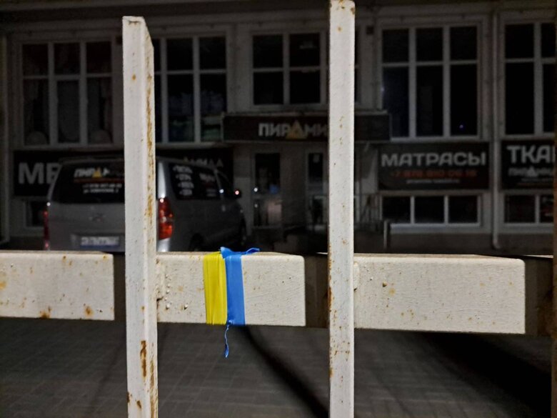 Активісти Жовтої Стрічки продовжують малювати патріотичні графіті в окупованому Криму: Чекаємо на ЗСУ 05