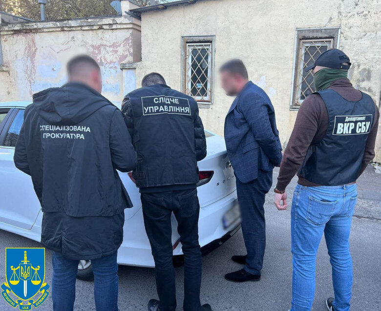 Командира відділення військової частини, який видавав себе за посадовця ТЦК, затримали на хабарі у $2,5 тис. в Одесі, - Офіс Генпрокурора 01