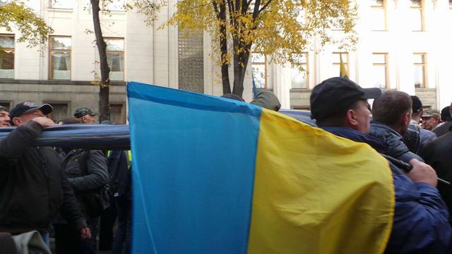 Мітингувальники почали встановлювати намети під Радою 06 Мітингувальники почали встановлювати намети під Радою 06
