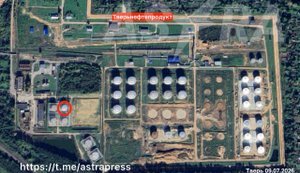 Захисні сітки на резервуарах нафтобази у Твері не врятували від удару дронів і пожежі. ФОТО