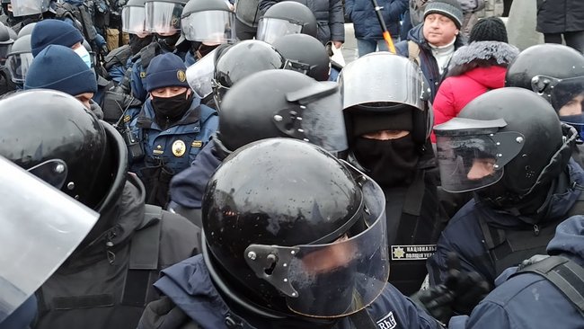ФОПы попытались установить палатки на Майдане Незалежности: между митингующими и правоохранителями произошли стычки 09