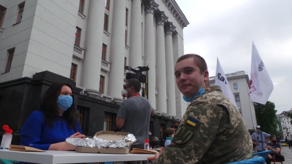 Ресторанний протест під Офісом Зеленського - Банкову заставили столиками з їжею 18
