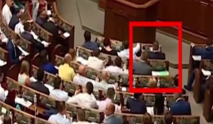 Нардеп від "Слуги народу" Литвиненко проголосував за себе і сусіда, а потім у фейсбуці закликав позбавляти кнопкодавів мандата, - "Чесно". ВІДЕО+ФОТОрепортаж