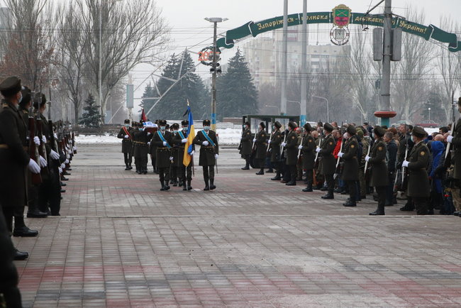 Із загиблим на Донбасі воїном Маріупольської бригади Олегом Андрієнком попрощалися в Запоріжжі 05