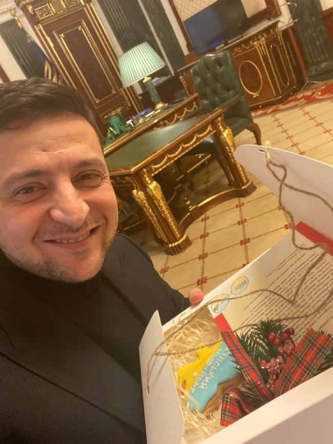 Зеленский похвастался пряником от детей Донбасса 01
