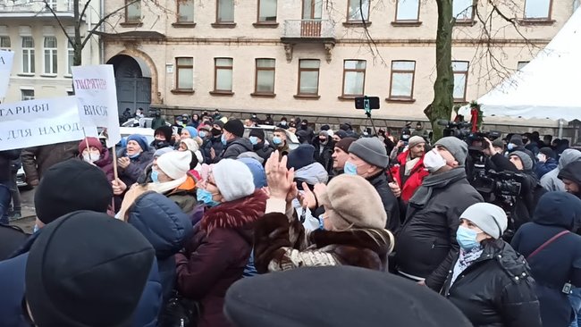 Кінець епохи бідності - початок епохи злиднів: мітингувальники протестують під ОП проти підвищення тарифів, планують відвезти Зеленському платіжки 04