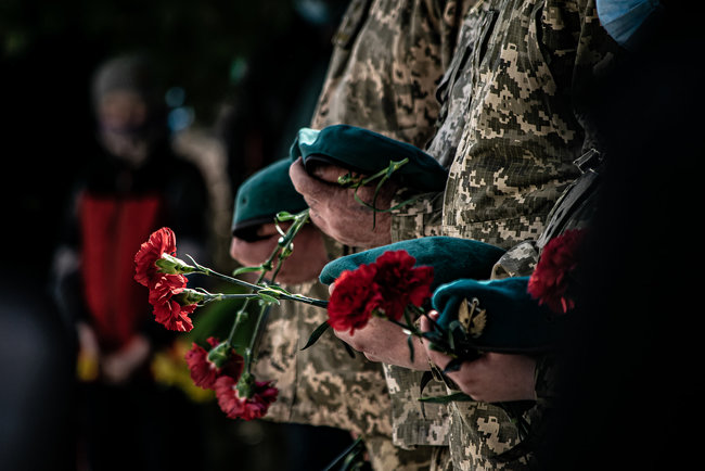 Меморіальну дошку загиблому в зоні ООС морпіху 36-ї ОБрМП Володимиру Бондарюку відкрили в Миколаївській області 05