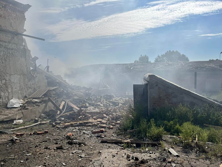 Россия выпустила 8 ракет по Краматорску. Повреждены склады гуманитарной помощи. Есть раненый в тяжелом состоянии, - мэр Гончаренко 13