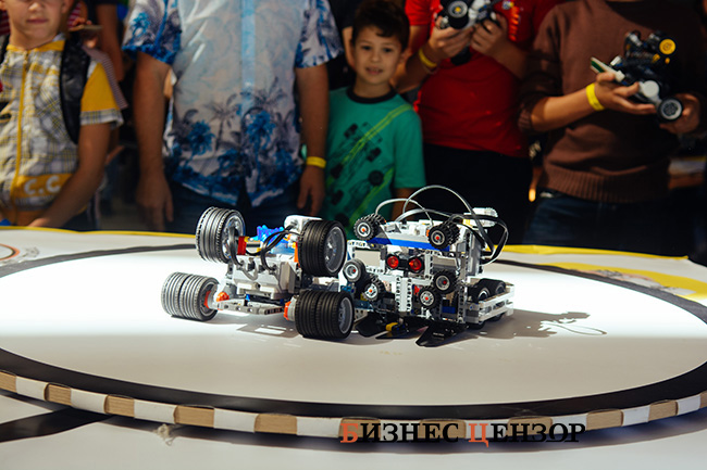 Авиадвигатели, беспилотники, боевые машины и трехтонный спиннер. Фоторепортаж с крупнейшего технического фестиваля 15