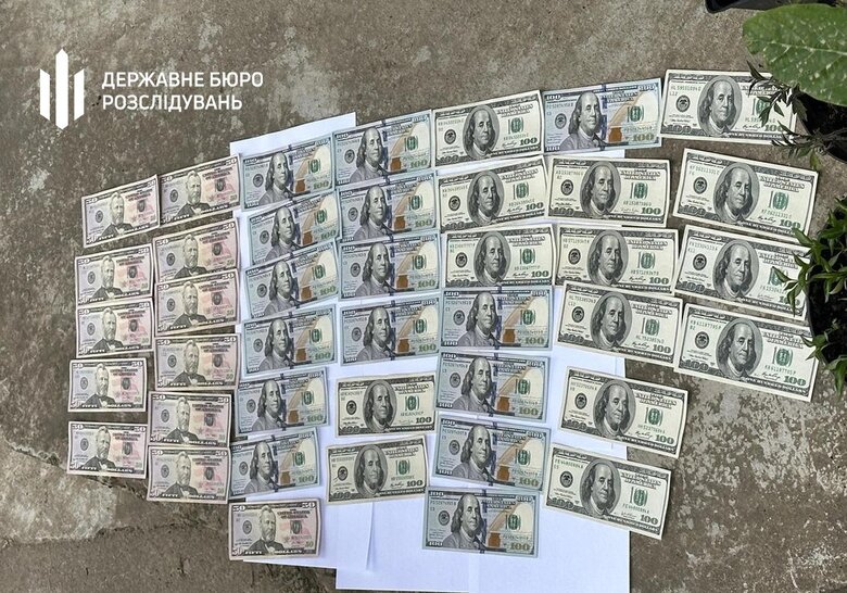 ДБР затримало правоохоронця, який переправляв ухилянтів за кордон