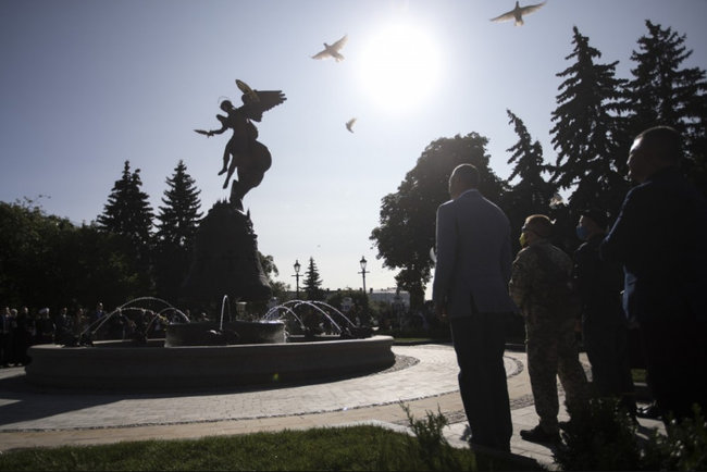 Кличко відкрив новий фонтан зі скульптурою Архангела Михаїла в парку Володимирська гірка 02
